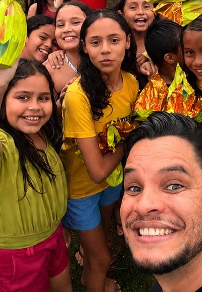 Crianças do Instituto Céu no Sertão celebrando juntas