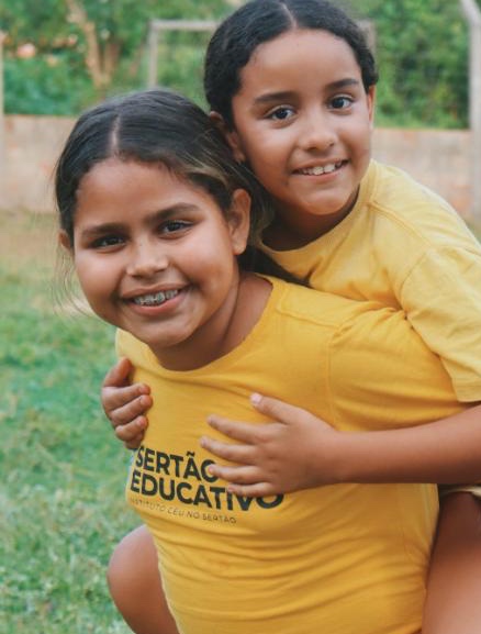 Duas irmãs sorrindo com camisetas do projeto Sertão Educativo